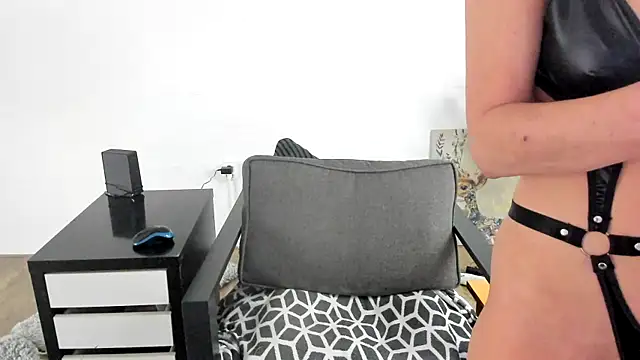 Snapshot of MendiPetite chatting on March 7, 2025, 9:51 am MendiPetite online show from March 7, 2025, 9:51 am