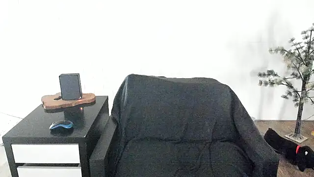 MendiPetite online show from March 18, 2026, 9:40 pm