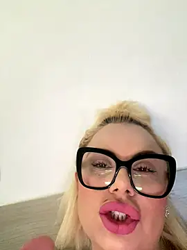 Snapshot of luna_14 chatting on November 8, 2025, 8:14 am luna 14 online show from November 8, 2025, 8:14 am