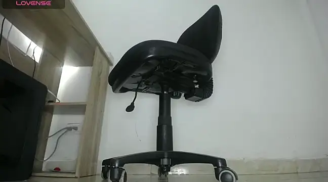 aprhillove online show from December 5, 2024, 2:31 am