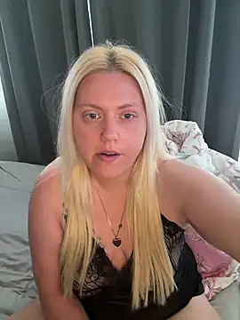 Snapshot of Blondiee3088 chatting on August 3, 2026, 8:02 am Blondiee3088 online show from August 3, 2026, 8:02 am