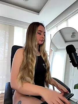 nicollefiorett online show from September 15, 2025, 7:36 pm