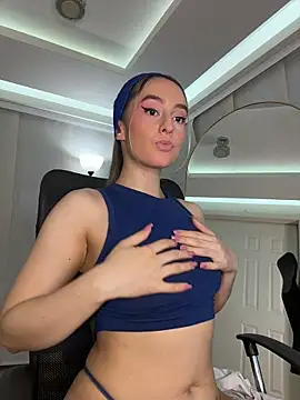 nicollefiorett online show from October 31, 2025, 10:44 pm