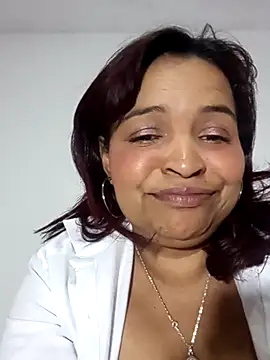 Snapshot of _violetta_- chatting on October 6, 2025, 12:19 am violetta - online show from October 6, 2025, 12:19 am