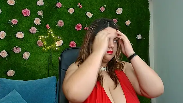 Huge Titties  online show from November 14, 2025, 8:07 pm