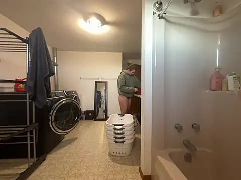 Snapshot of MissSwitch chatting on December 18, 2024, 1:12 pm MissSwitch online show from December 18, 2024, 1:12 pm