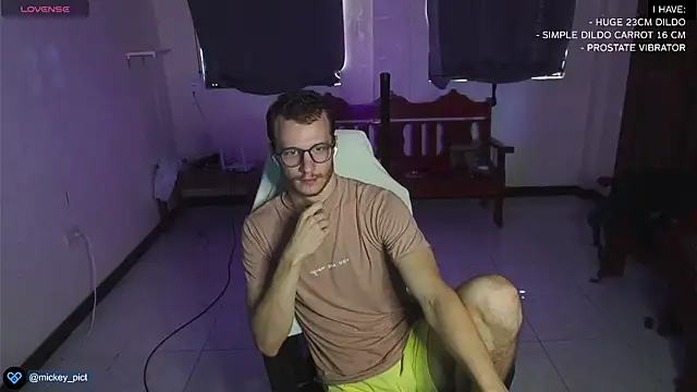 Snapshot of mickeypict chatting on December 30, 2024, 6:31 am mickeypict online show from December 30, 2024, 6:31 am