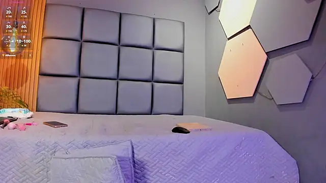 HOTTY RED  online show from September 19, 2025, 6:30 pm