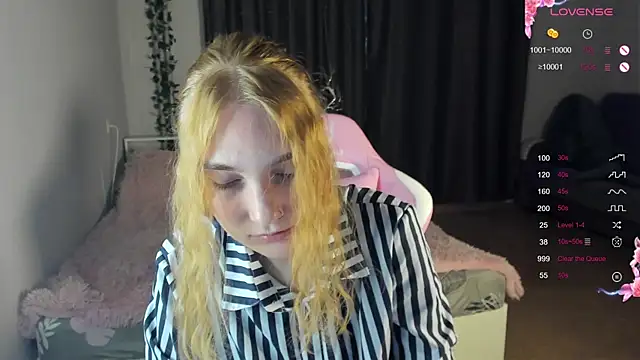 Snapshot of ReddHotPipper chatting on December 13, 2024, 1:15 am ReddHotPipper online show from December 13, 2024, 1:15 am