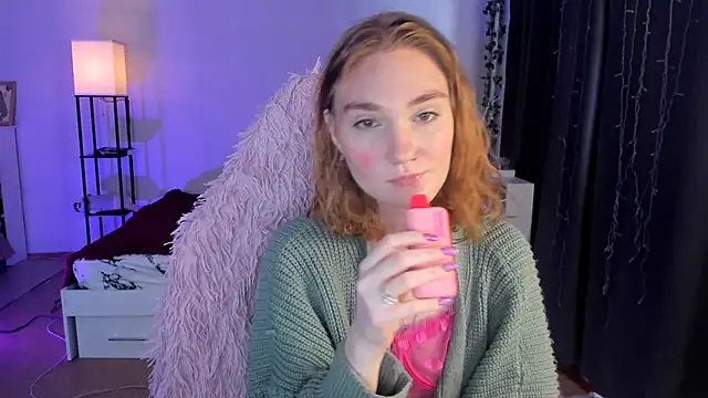 Snapshot of ReddHotPipper chatting on October 19, 2025, 3:07 am ReddHotPipper online show from October 19, 2025, 3:07 am