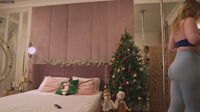 Smiley Mia online show from December 4, 2025, 5:06 am