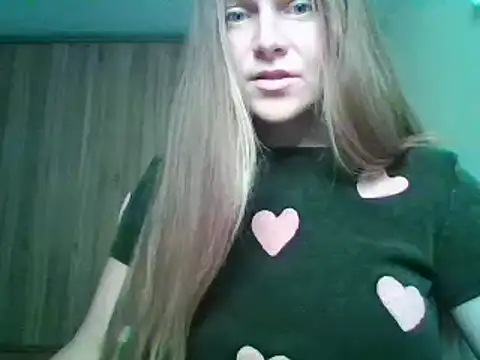 Evasapples online show from October 5, 2025, 7:01 pm