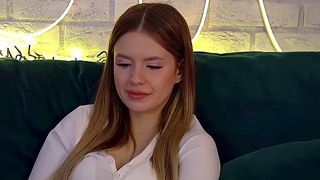 MilanaBalmain online show from March 22, 2025, 7:36 am