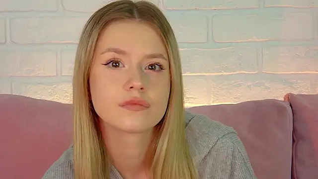 MilanaBalmain online show from October 1, 2025, 4:02 pm