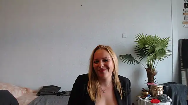 Snapshot of Doucelouve9 chatting on February 19, 2025, 1:17 pm Doucelouve9 online show from February 19, 2025, 1:17 pm