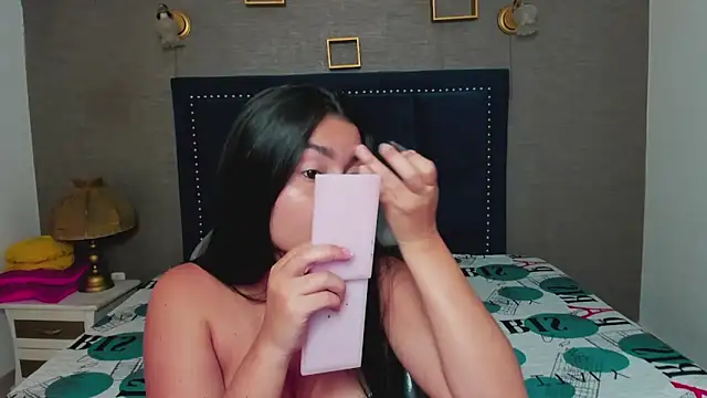 Snapshot of MaiteFlores chatting on February 9, 2026, 3:27 pm MaiteFlores online show from February 9, 2026, 3:27 pm