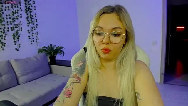 Snapshot of whoa-hoa-hoa-hoa-hoa chatting on November 15, 2025, 6:59 pm whoa-hoa-hoa-hoa-hoa online show from November 15, 2025, 6:59 pm