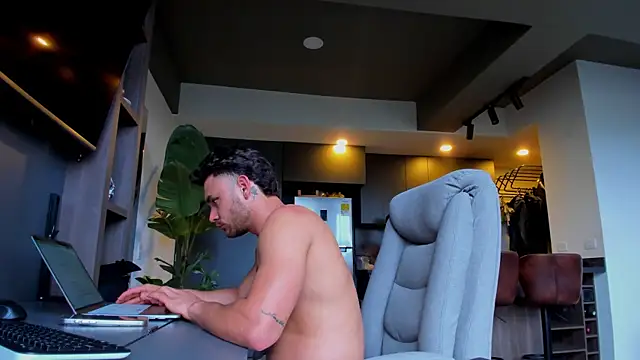 Maximo Marcelo online show from April 16, 2026, 9:39 pm