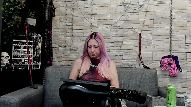 Snapshot of CruelMistress chatting on June 9, 2026, 12:33 am CruelMistress online show from June 9, 2026, 12:33 am