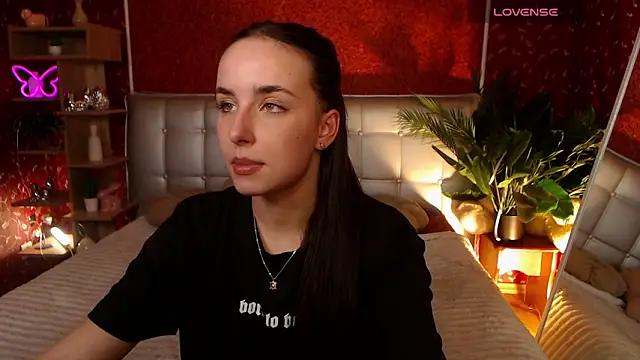 AuroraAksnesss online show from March 14, 2025, 5:35 pm