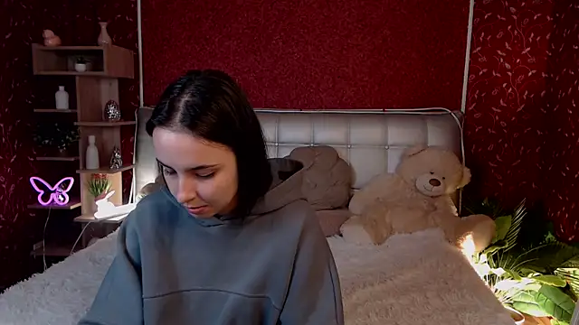 AuroraAksnesss online show from September 30, 2025, 4:12 pm