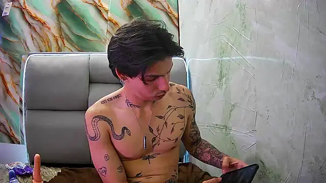 Apolo Hidalgo01 online show from February 3, 2025, 7:10 pm