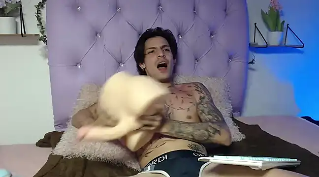 Apolo Hidalgo01 online show from February 18, 2025, 5:31 pm