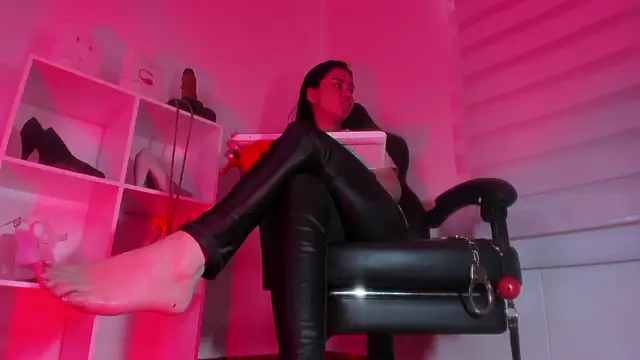 charlotte joliedart online show from February 3, 2026, 10:15 pm