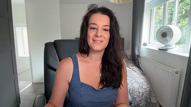 Snapshot of flatwhite0 chatting on August 4, 2026, 9:01 am flatwhite0 online show from August 4, 2026, 9:01 am
