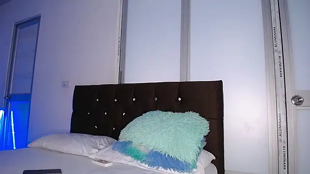 Sweet hot mia online show from April 7, 2026, 1:55 pm