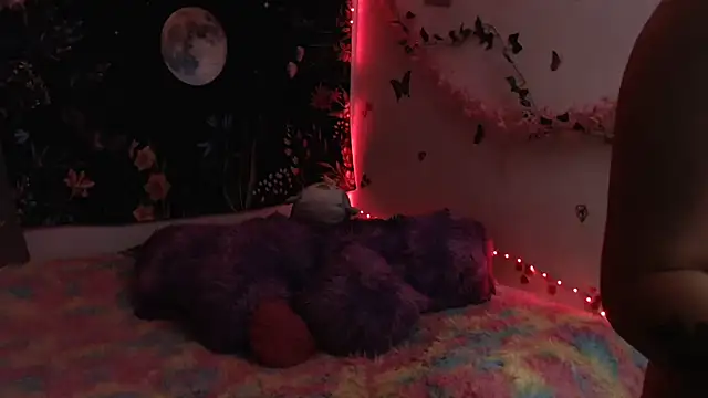 Snapshot of Emillyy_m chatting on April 6, 2026, 10:54 pm Emillyy m online show from April 6, 2026, 10:54 pm