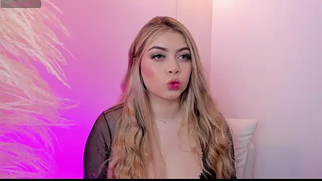 thaliafox  online show from February 19, 2025, 9:36 pm