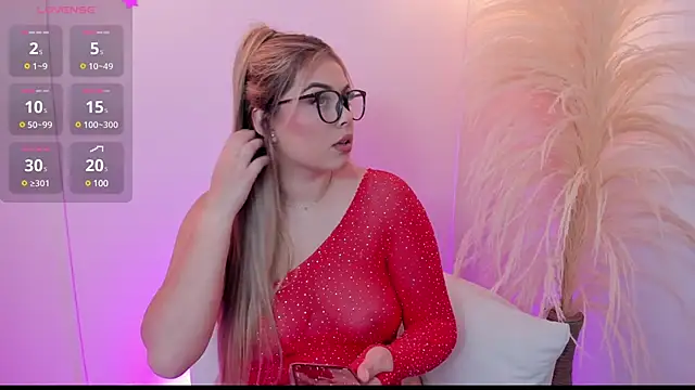 thaliafox  online show from February 26, 2025, 4:45 pm