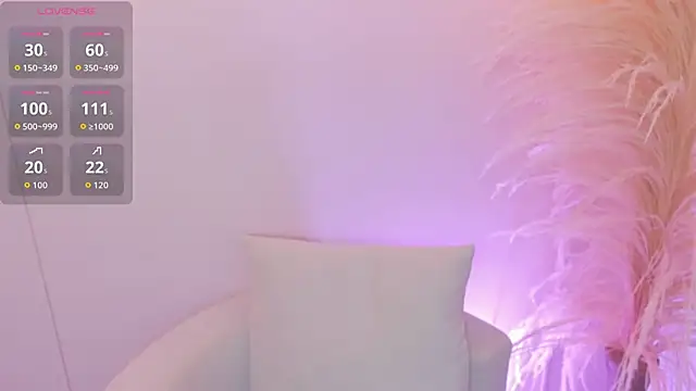 thaliafox  online show from April 14, 2026, 6:03 pm