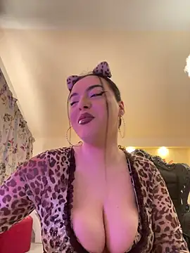 Snapshot of KeiraDark chatting on May 1, 2026, 4:17 am KeiraDark online show from May 1, 2026, 4:17 am