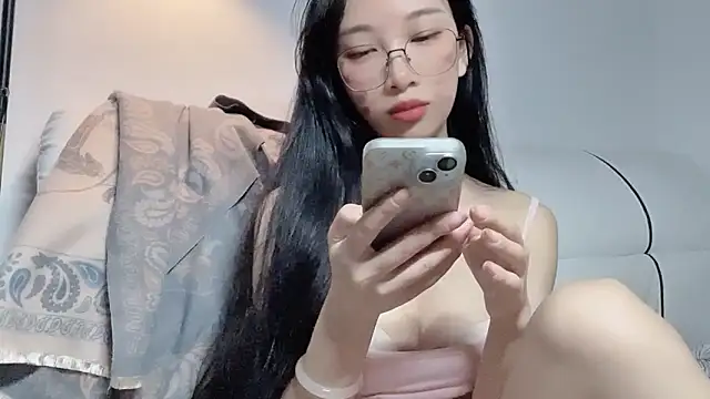 Snapshot of Lili-2 chatting on May 11, 2026, 4:04 pm Lili-2 online show from May 11, 2026, 4:04 pm