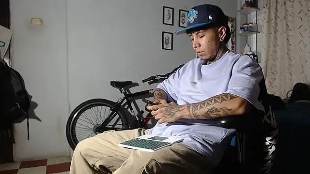 Nickhot0609 online show from February 4, 2025, 4:05 am