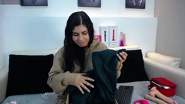 Melodi Roux online show from April 7, 2026, 1:44 pm