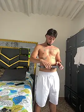 Snapshot of MattDevon chatting on September 18, 2025, 8:44 pm MattDevon online show from September 18, 2025, 8:44 pm