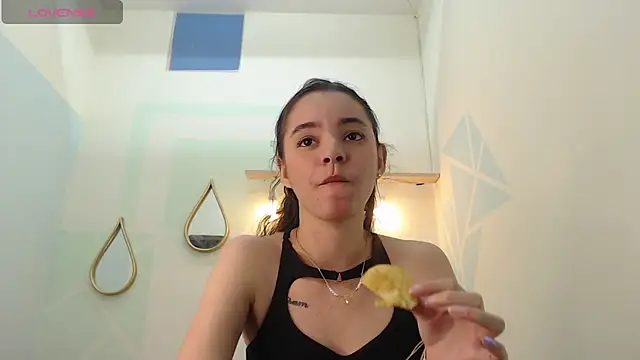 Mia-kalinfa online show from February 5, 2025, 9:18 pm