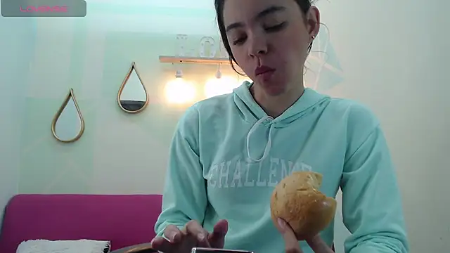 Mia-kalinfa online show from March 8, 2025, 1:47 pm