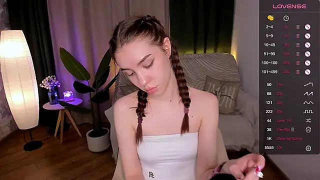 MilliBrown  online show from February 19, 2025, 3:05 pm