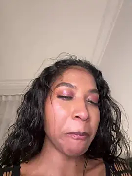 Snapshot of IamCrystal2 chatting on April 26, 2026, 11:35 pm IamCrystal2 online show from April 26, 2026, 11:35 pm