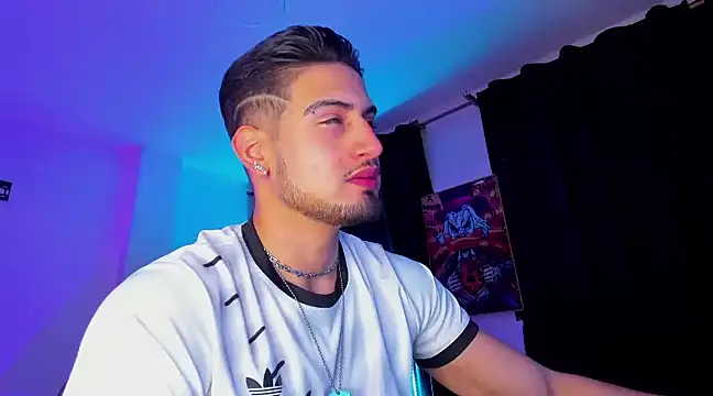 Snapshot of Giomar_Reyes chatting on January 7, 2025, 3:14 am Giomar Reyes online show from January 7, 2025, 3:14 am