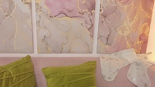 fiamoory online show from December 4, 2025, 8:23 am