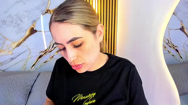 samanthasweeth online show from October 7, 2025, 8:50 pm