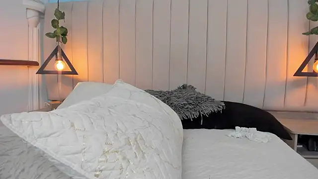 JulianaWaldo online show from February 1, 2025, 4:44 pm