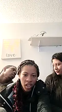 Snapshot of lightskinnbrazzy chatting on March 18, 2025, 2:15 am lightskinnbrazzy online show from March 18, 2025, 2:15 am