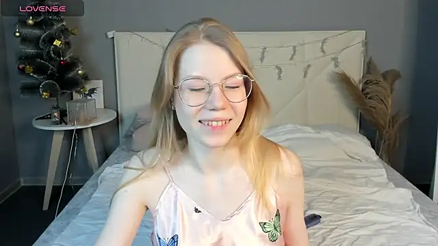 Esme Runn online show from December 16, 2024, 10:29 am