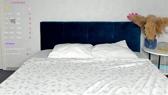 Esme Runn online show from October 22, 2025, 3:29 am